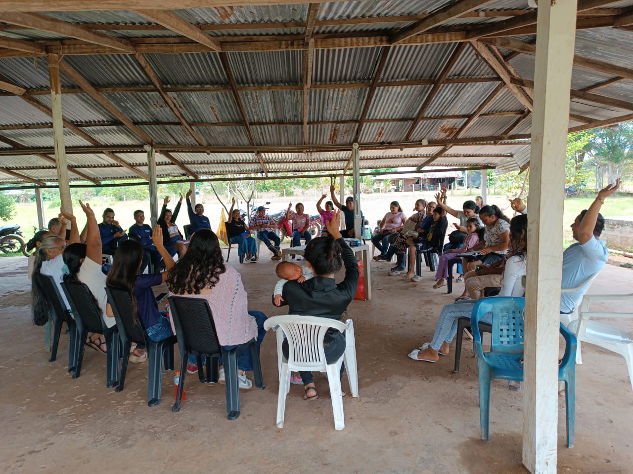 Personas participan en un encuentro comunitario