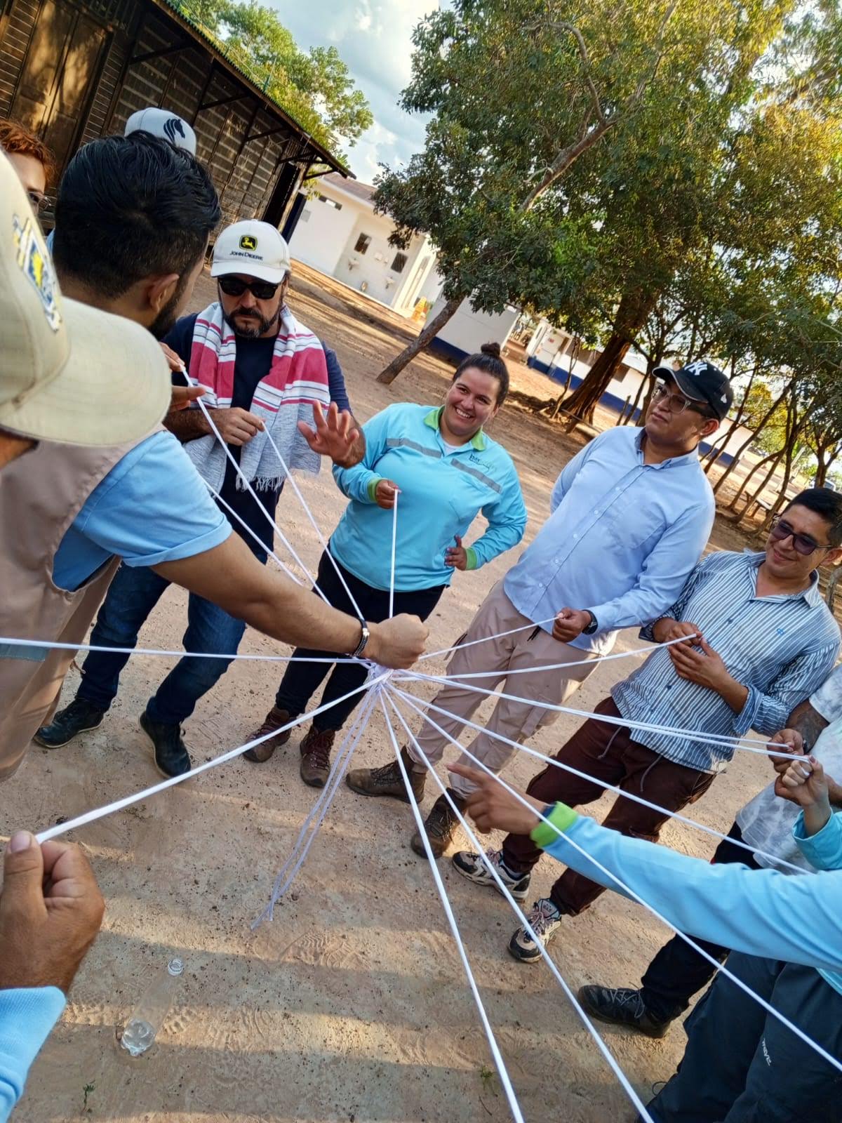 Participantes realizan una dinámica colaborativa al aire libre